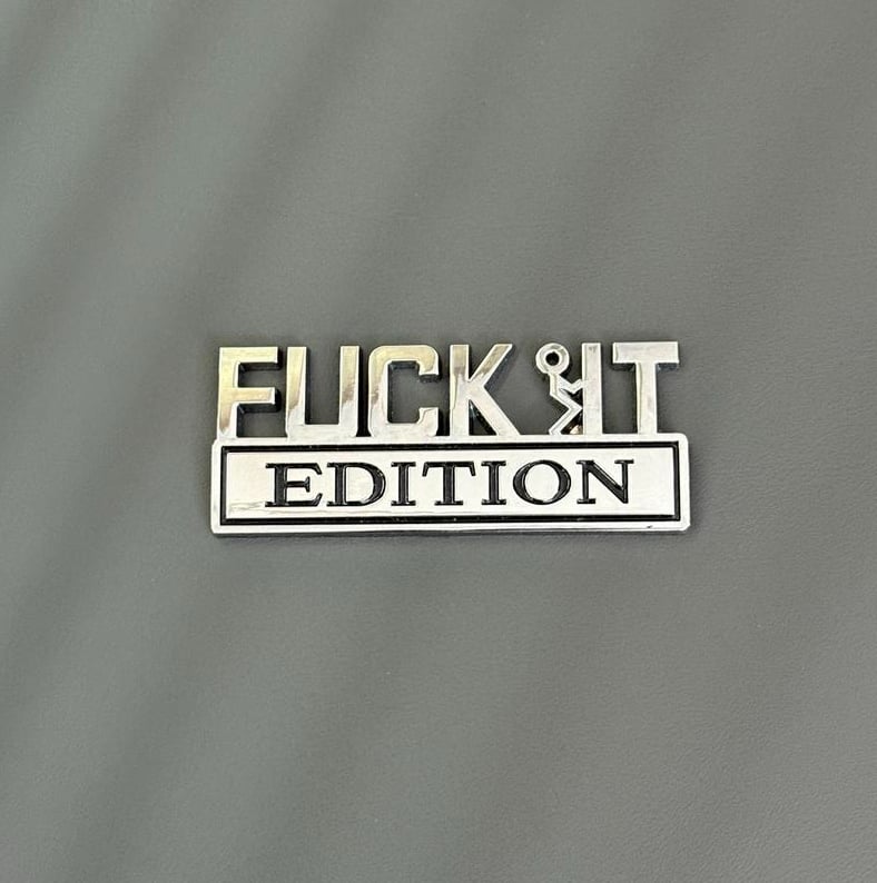 ⏰ "FUCK IT"-Edition Emblem (2er-Set)